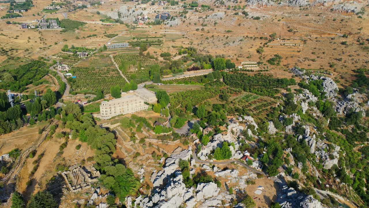 空中平移山上建筑的美丽镜头，无人机飞过景观上的岩石- Kfardebian，黎巴嫩视频素材