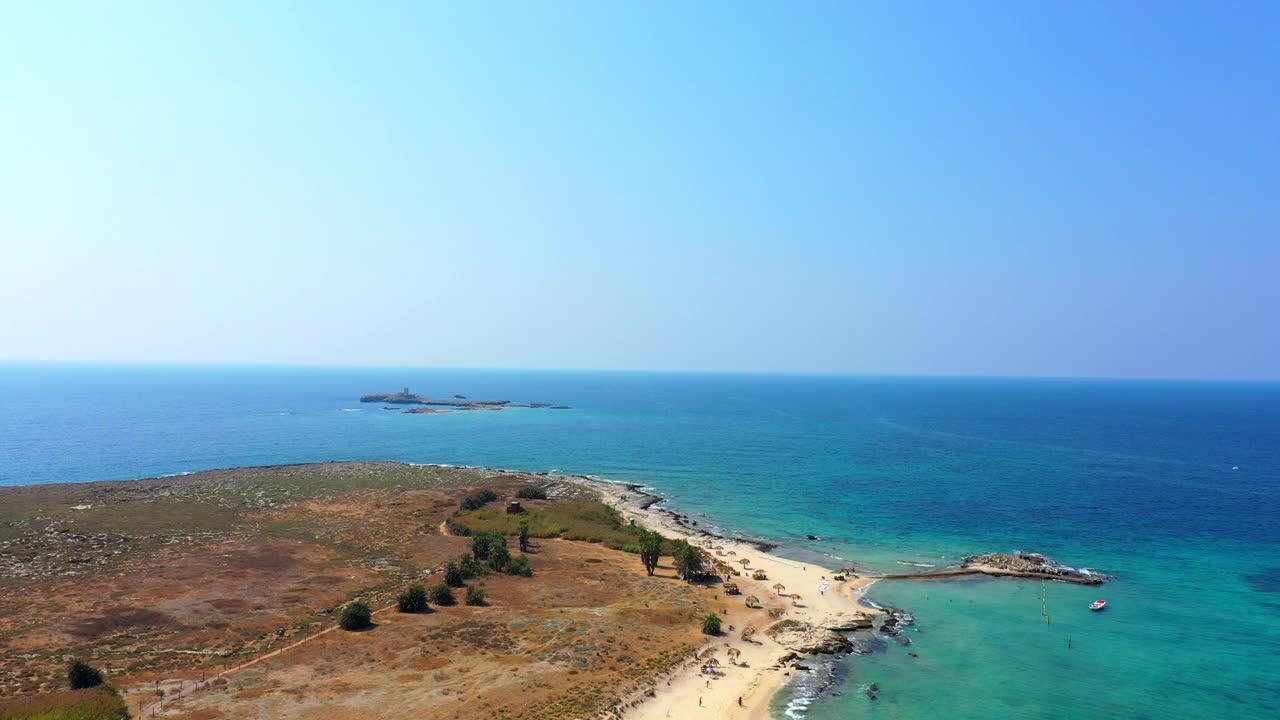 空中美丽的照片棕榈树岛反对晴朗的天空，无人机飞行在海上-的黎波里，黎巴嫩视频素材