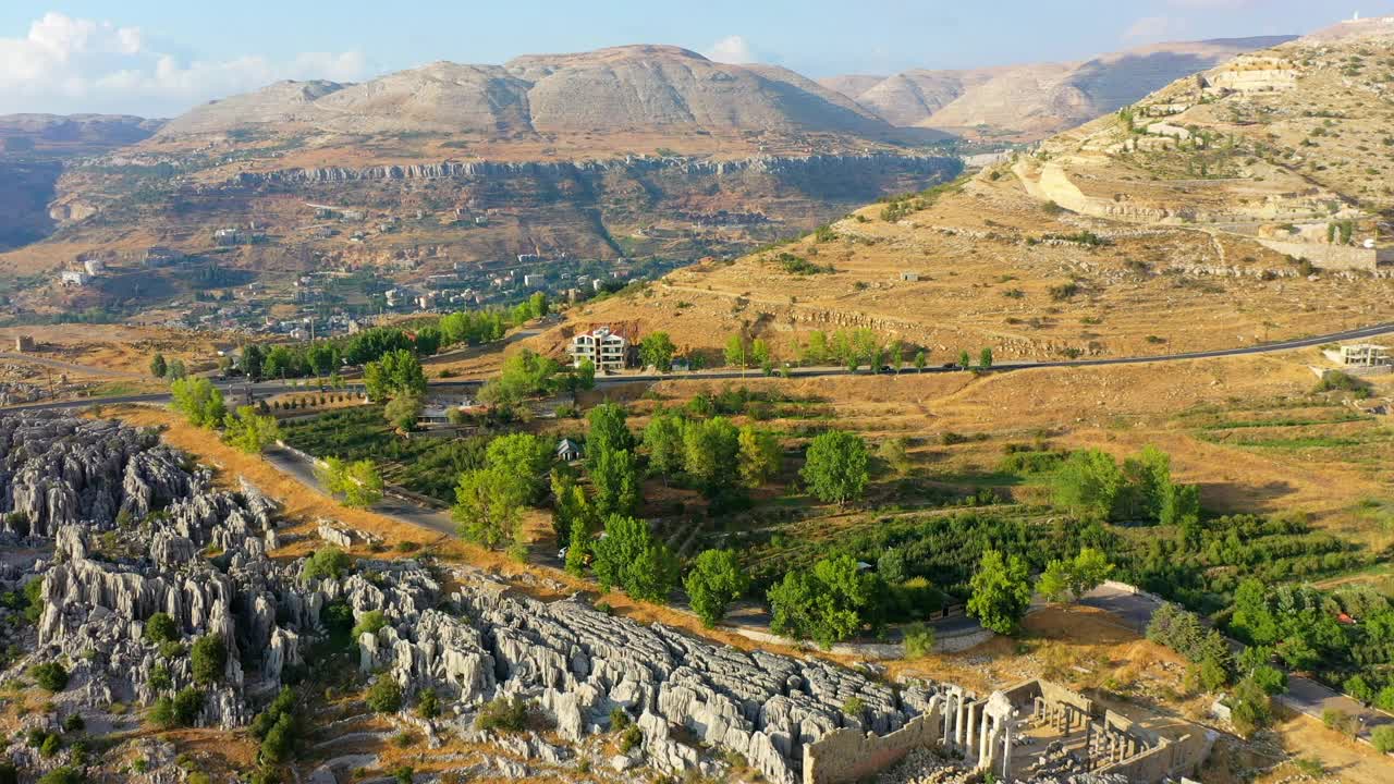 空中平移风景拍摄的结构在山上，无人机飞越景观- Kfardebian，黎巴嫩视频素材