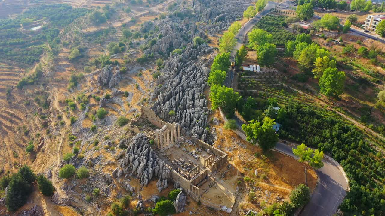 空中平移风景拍摄的倒塌结构在景观上，无人机飞越山顶- Kfardebian，黎巴嫩视频素材