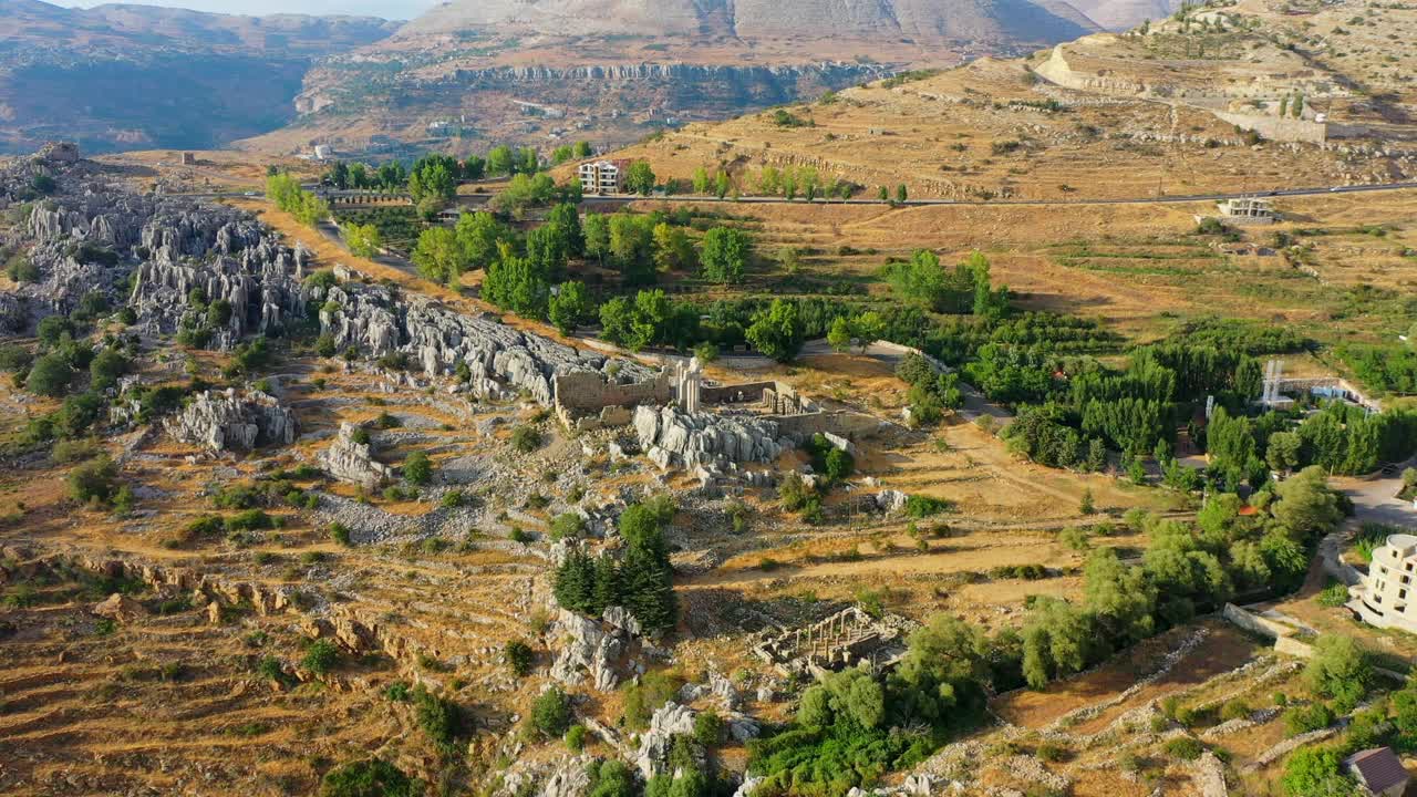 空中风景拍摄的受损结构在山上，无人机飞行在著名的风景- Kfardebian，黎巴嫩视频素材