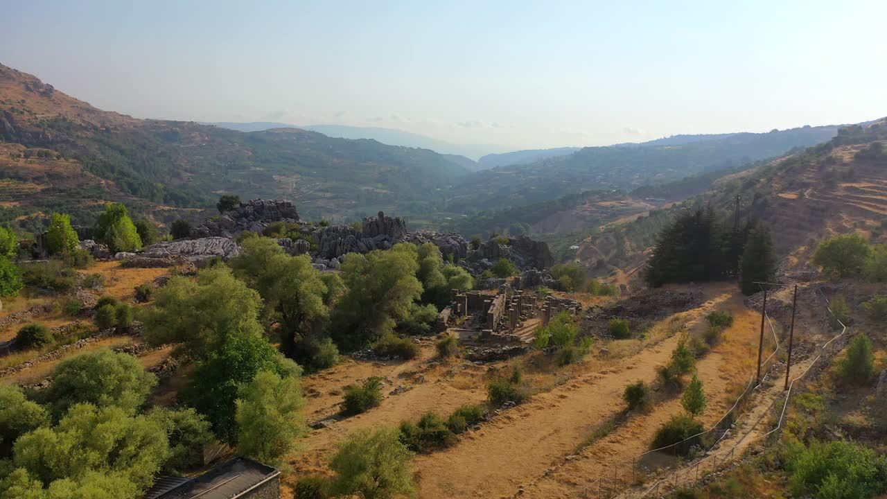 空中俯瞰山景，无人机在倒塌的建筑上向前飞行- Kfardebian，黎巴嫩视频素材