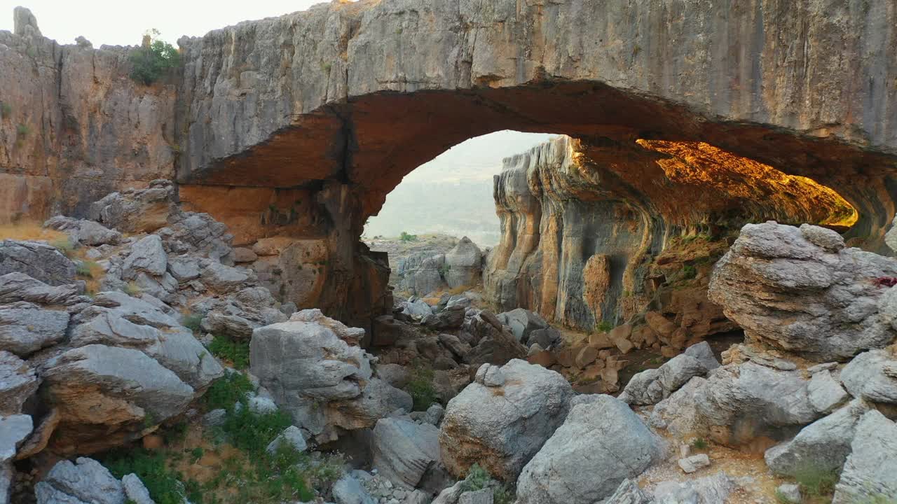 空中美丽的山景，无人机在岩石上向前飞行- Kfardebian，黎巴嫩视频素材