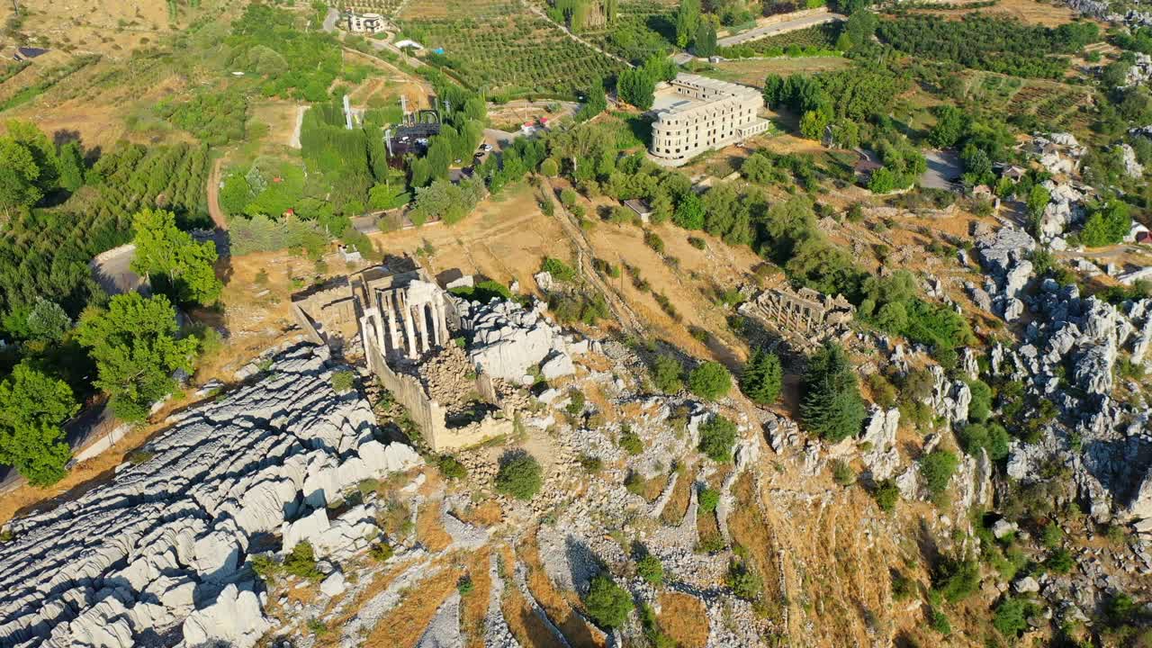 空中全景拍摄的建筑在山上，无人机飞行在著名的风景- Kfardebian，黎巴嫩视频素材