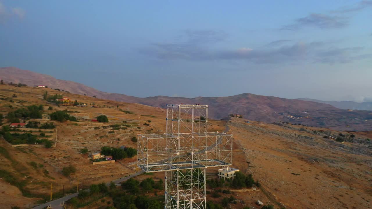 空中摄人在金属结构顶部，无人机飞越景观- Kfardebian，黎巴嫩视频素材