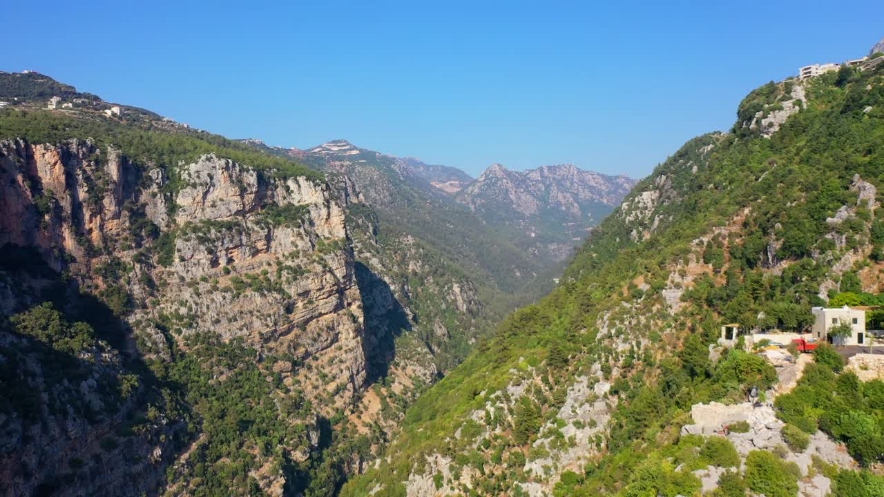 空中拍摄美丽的绿色岩层对晴朗的天空-雅赫丘奇，黎巴嫩视频素材