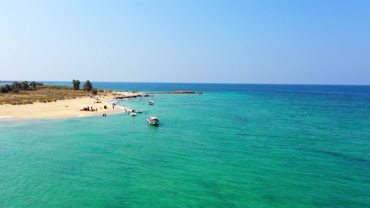 空中的人在度假期间探索棕榈岛海滩，无人机飞越海上-黎波里，黎巴嫩视频素材