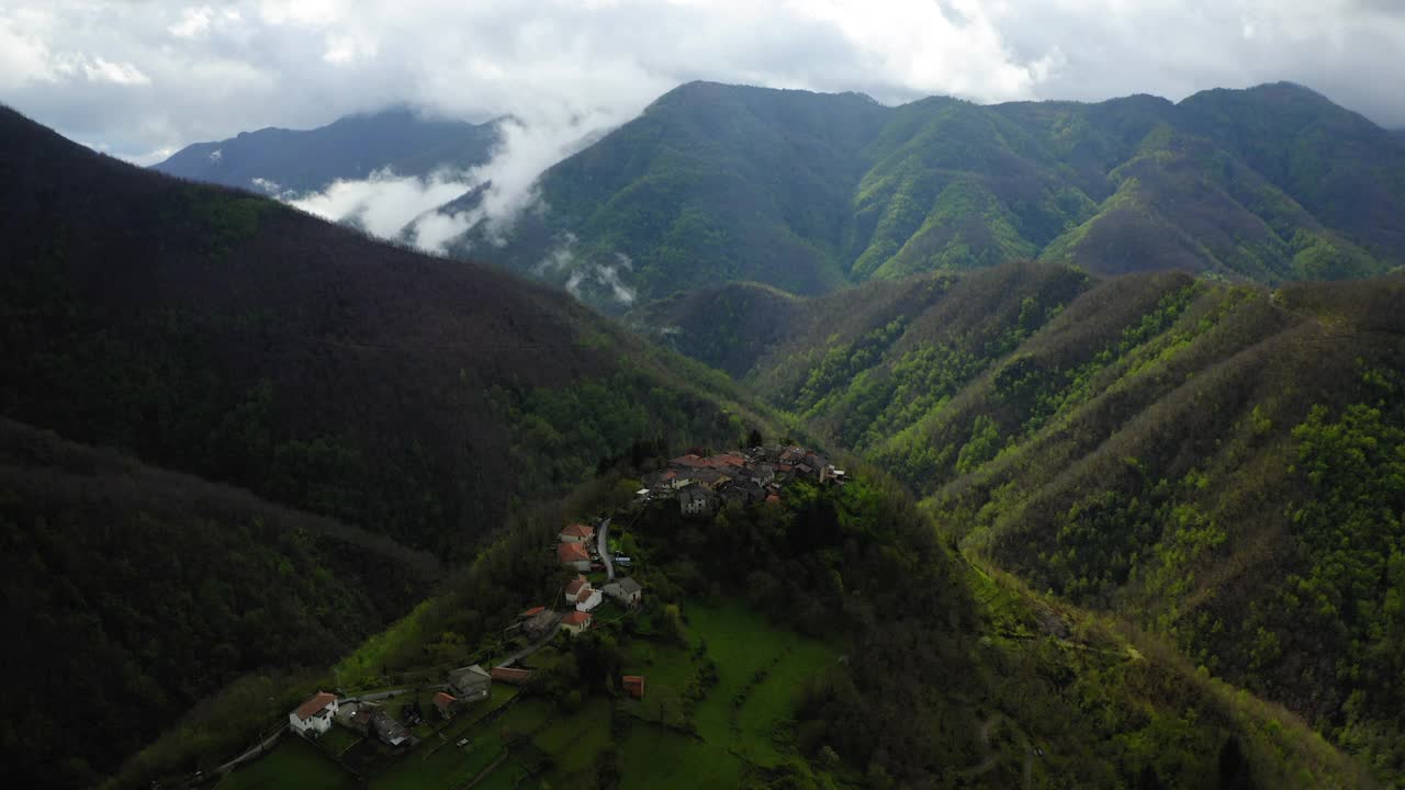 空中平移风景拍摄的房子在山顶，无人机飞越绿树-亚平宁山脉，意大利视频素材