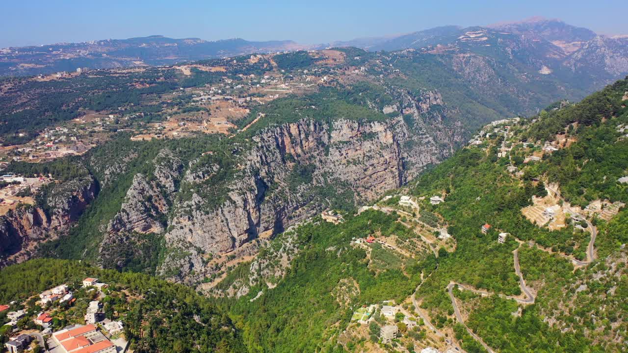 空中风景拍摄的房子在山顶，无人机向前飞行在绿色景观-耶赫丘奇，黎巴嫩视频素材