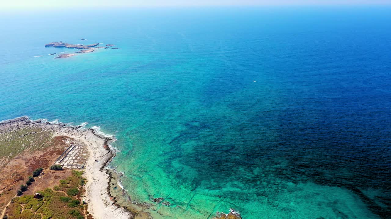 空中美丽的海滩在棕榈岛，无人机降落在绿松石海在阳光明媚的日子-的黎波里，黎巴嫩视频素材