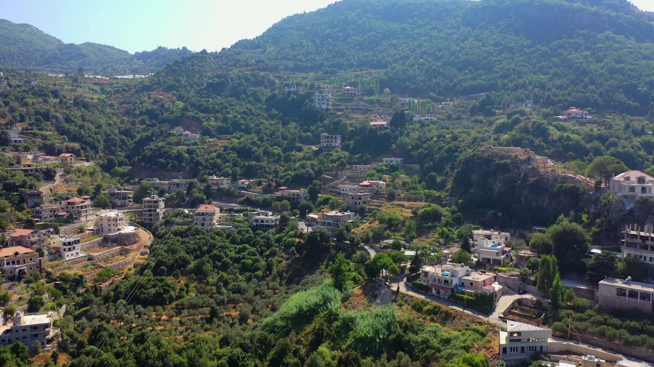 住宅的空中风景，无人机向前飞行的绿色景观-雅赫丘奇，黎巴嫩视频素材