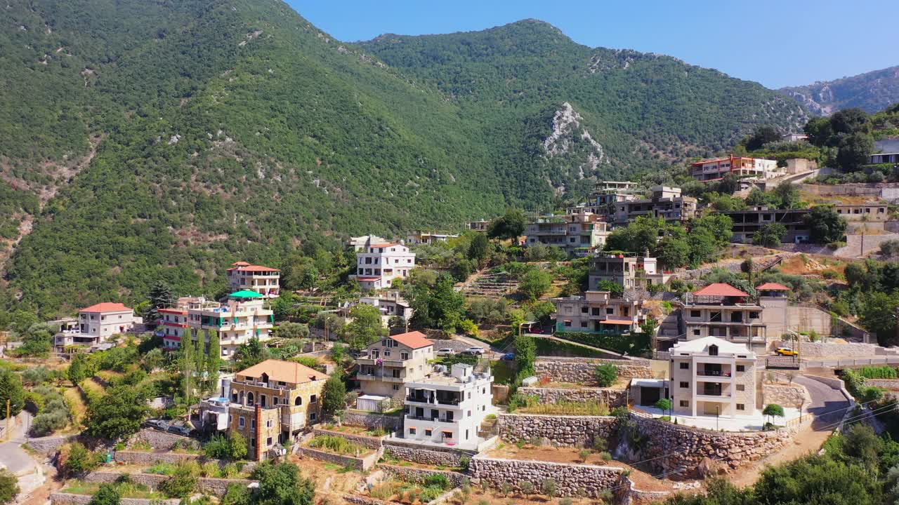 山区景观上的空中住宅建筑，晴天的无人机飞行-耶赫丘奇，黎巴嫩视频素材