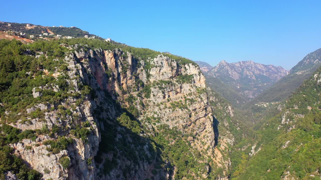 空中向前美丽的自然山脉的镜头，无人机飞越绿色景观-耶赫丘奇，黎巴嫩视频素材