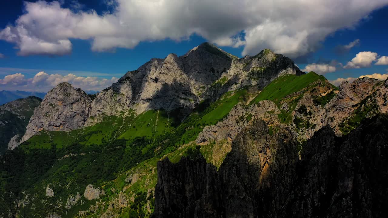 空中田园诗白云石山反对多云的天空视频素材