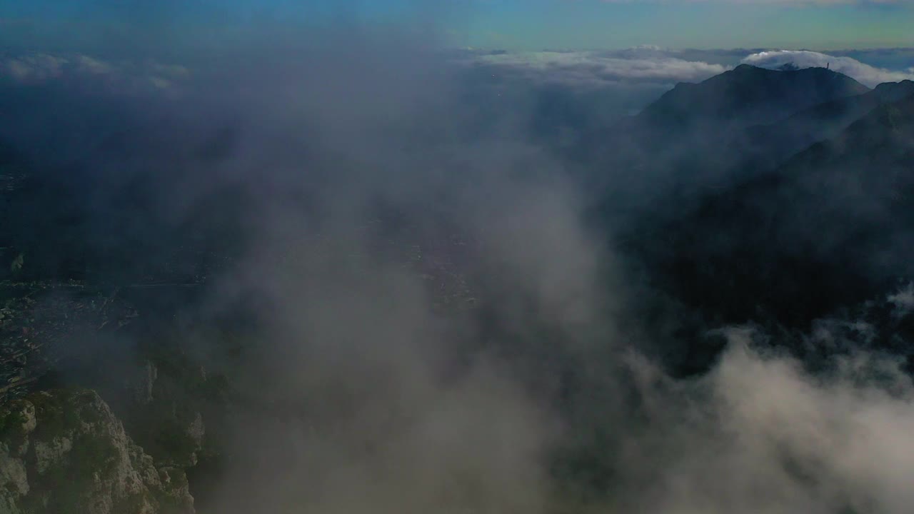 空中美丽的湖和房子的镜头，无人机在云端向前飞行-科摩湖，意大利视频素材