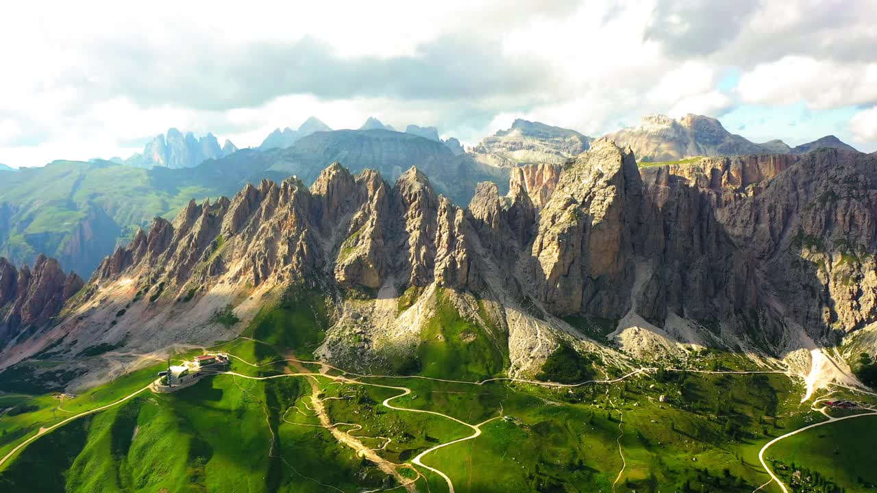 空中风景拍摄白云石山对多云的天空，无人机飞过绿色景观-栀子山口，意大利视频素材