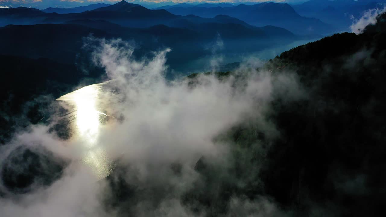 空中湖科莫白云石山脉，无人机飞行在云在黄昏期间向前视频素材