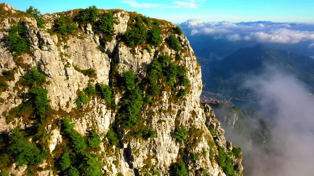 空中风景拍摄的结构在风景湖，无人机飞行向前越过植物在山上-科摩湖，意大利视频素材