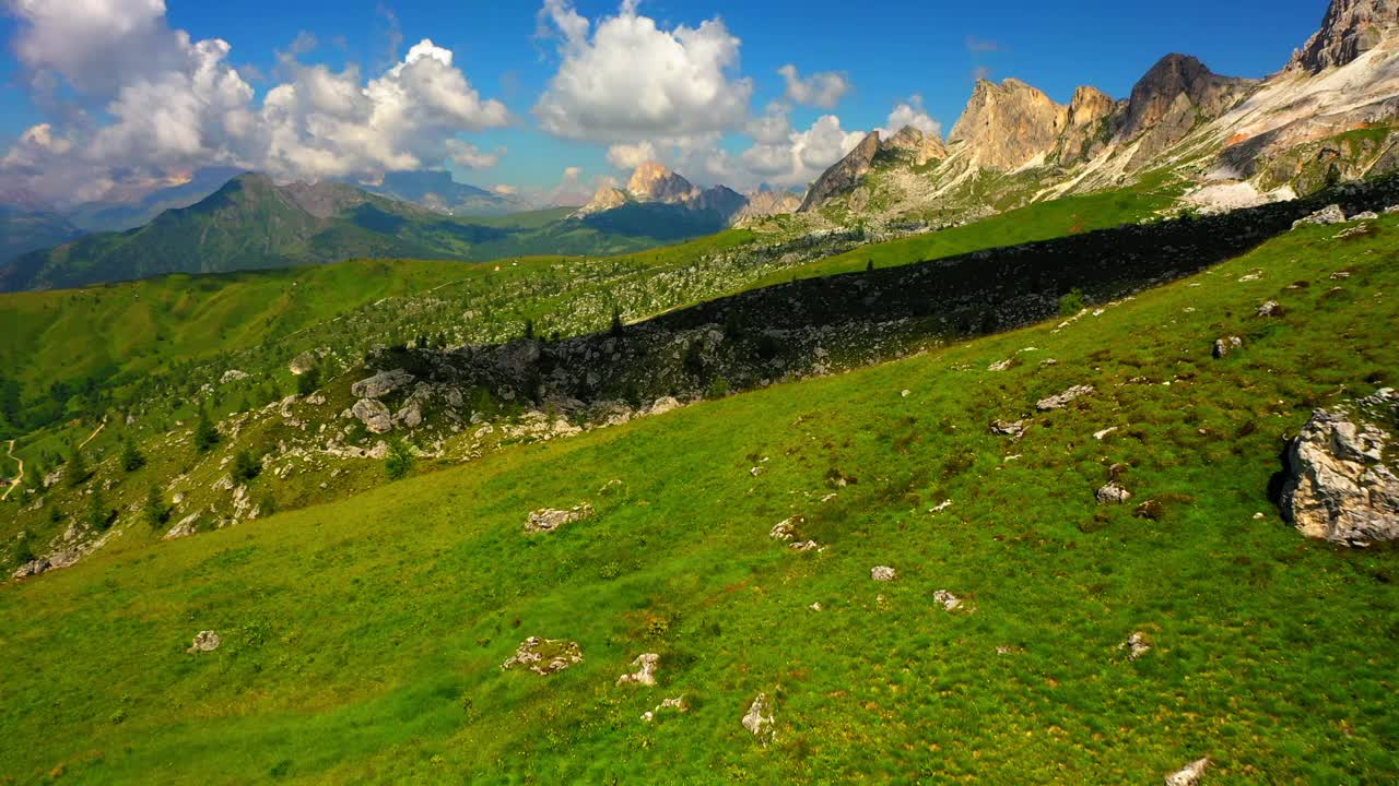 航拍:美丽的绿色山脉映衬多云的天空，无人机向前飞越风景-焦山关，意大利视频素材