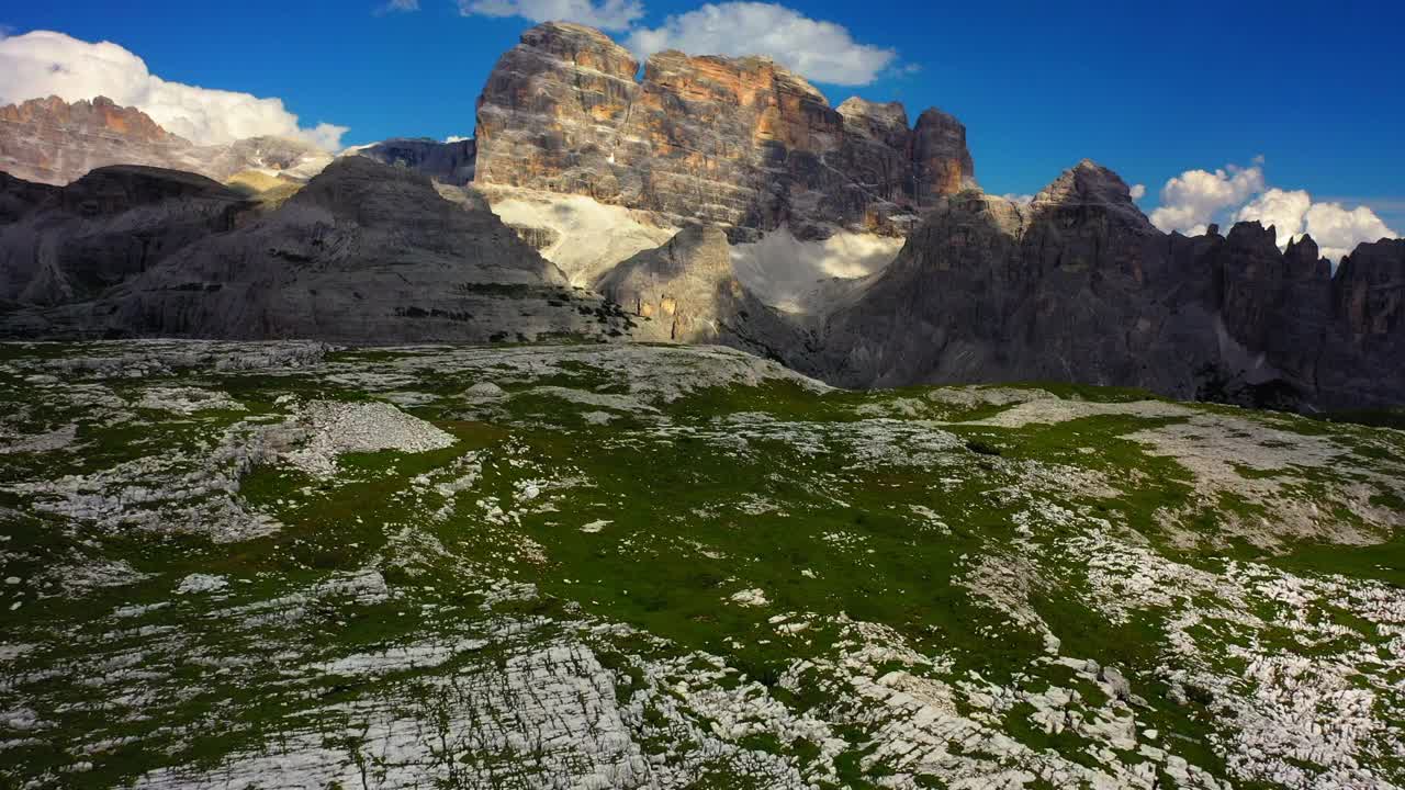 空中前进风景拍摄的自然岩层对多云的天空- Tre Cime Di Lavaredo，意大利视频素材