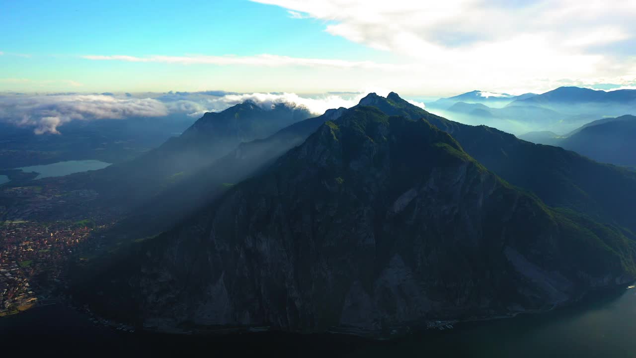 空中田园诗白云石山反对多云的天空，无人机飞越科莫湖视频素材