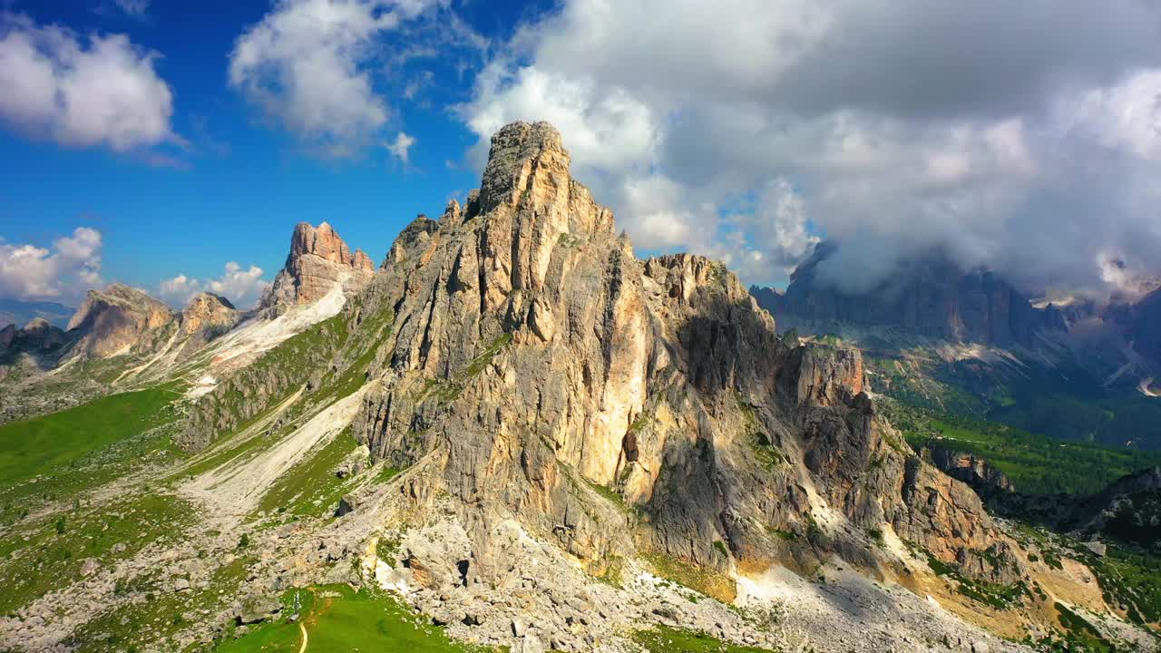 空中平移风景拍摄的自然山脉，无人机飞越景观-焦山关口，意大利视频素材