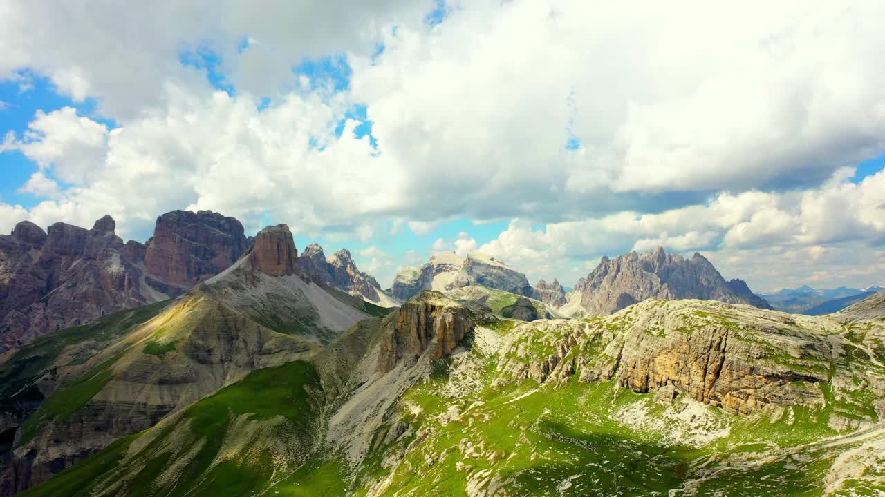 空中美丽的照片，Tre Cime Di Lavaredo山脉，无人机向前飞行在绿色景观视频素材