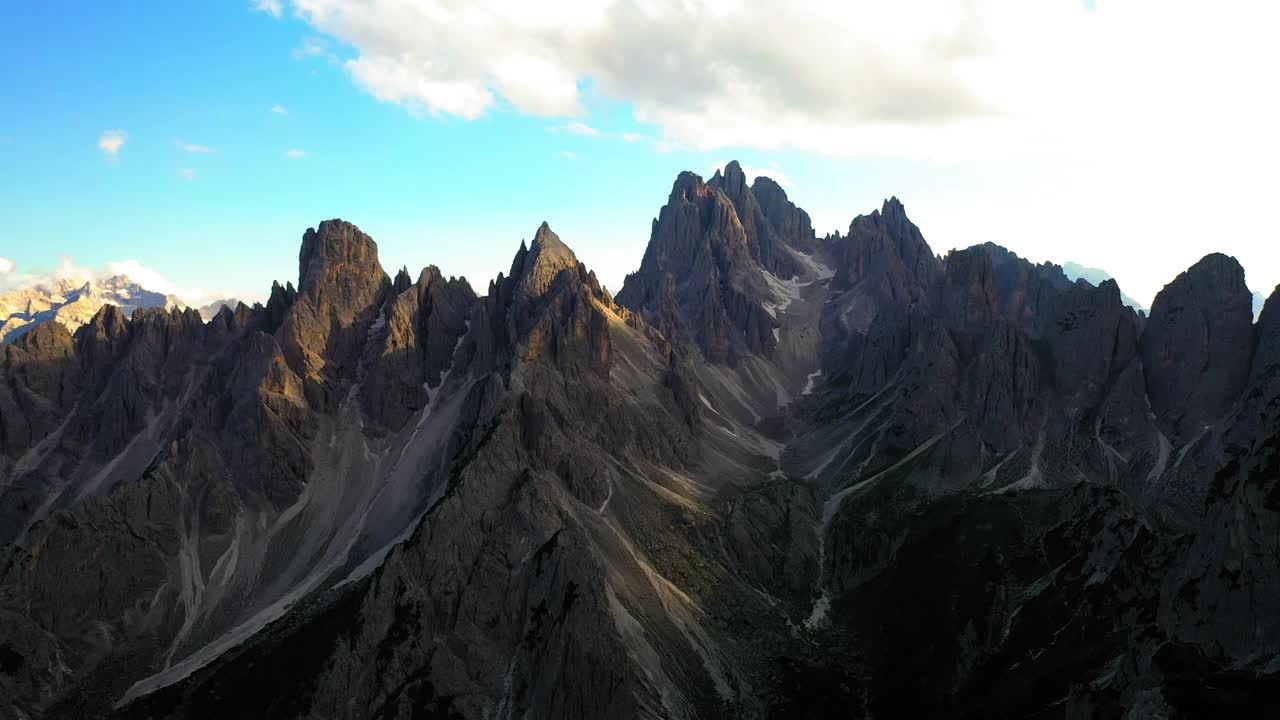 在多云的天空下，拉瓦雷多山脉的空中图视频素材