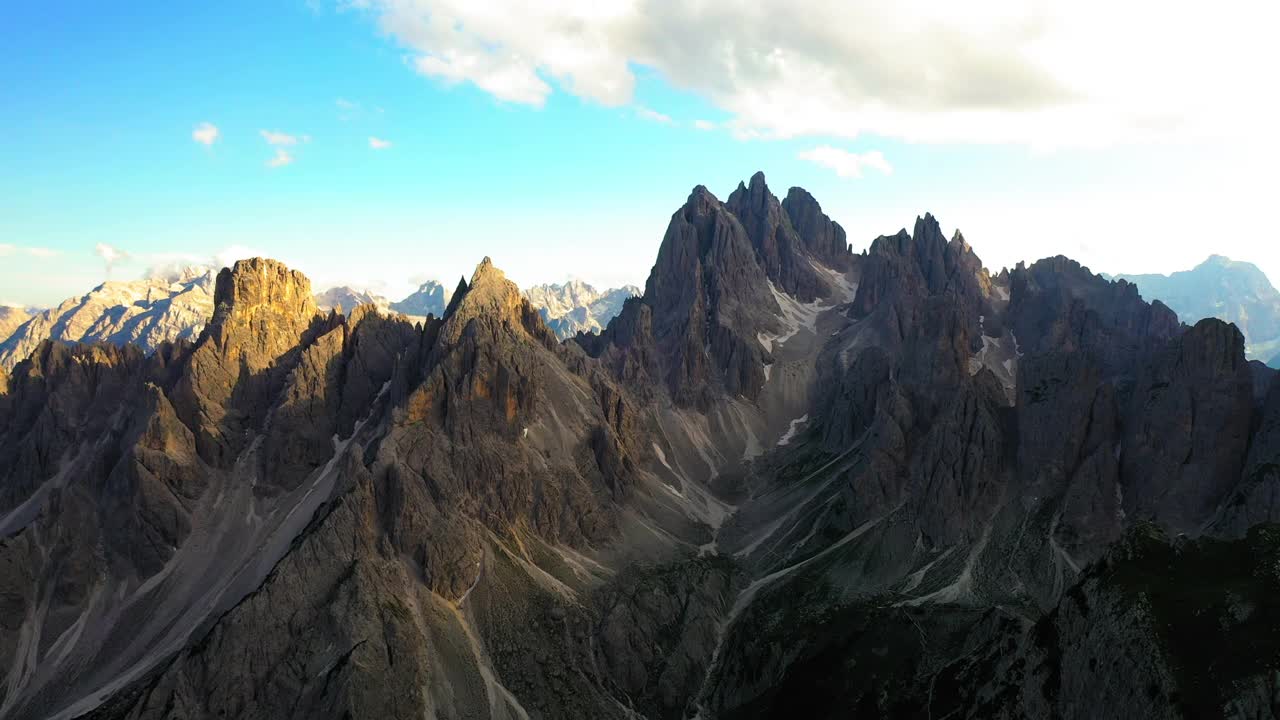 空中风景拍摄的落基山脉在多云的天空- Tre Cime Di Lavaredo，意大利视频素材