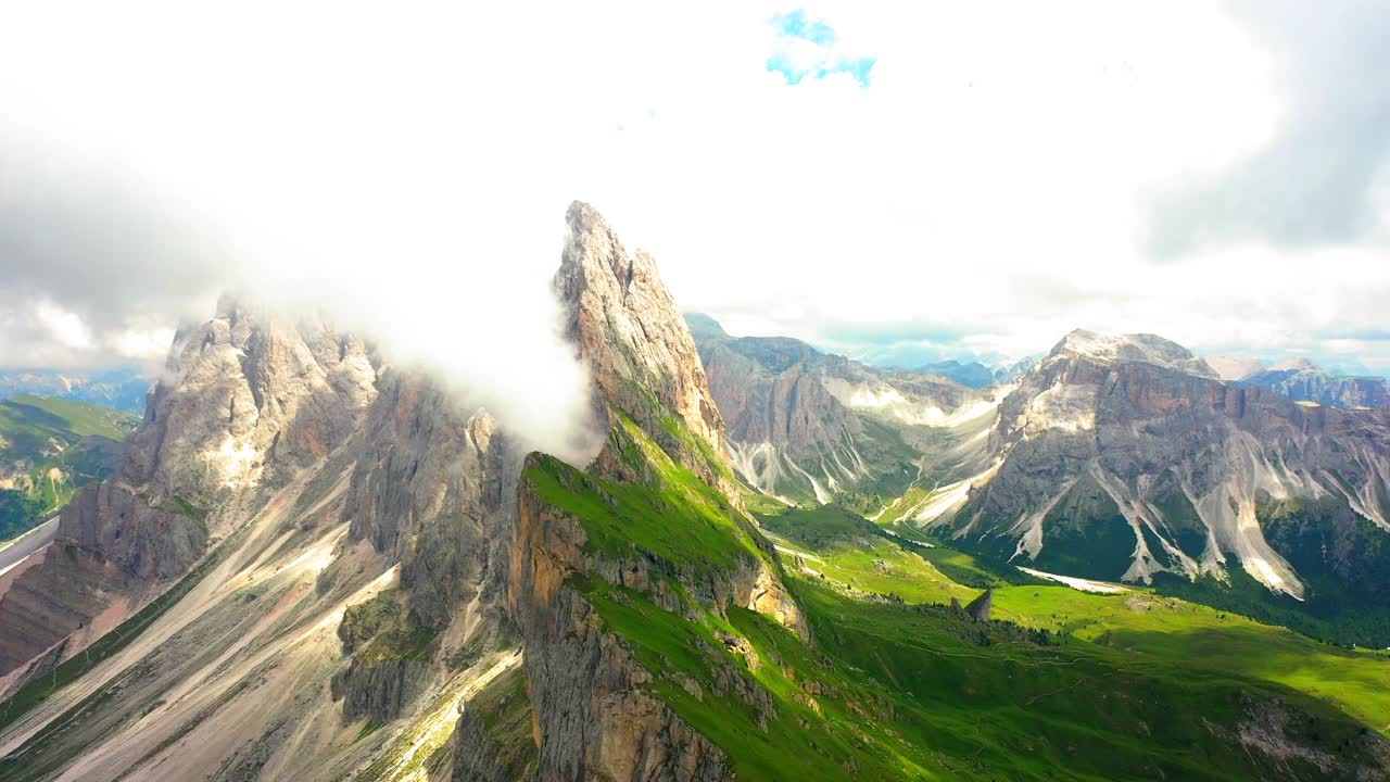 空中风景拍摄的云在岩石形成，无人机飞行在绿色景观-塞西达，意大利视频素材