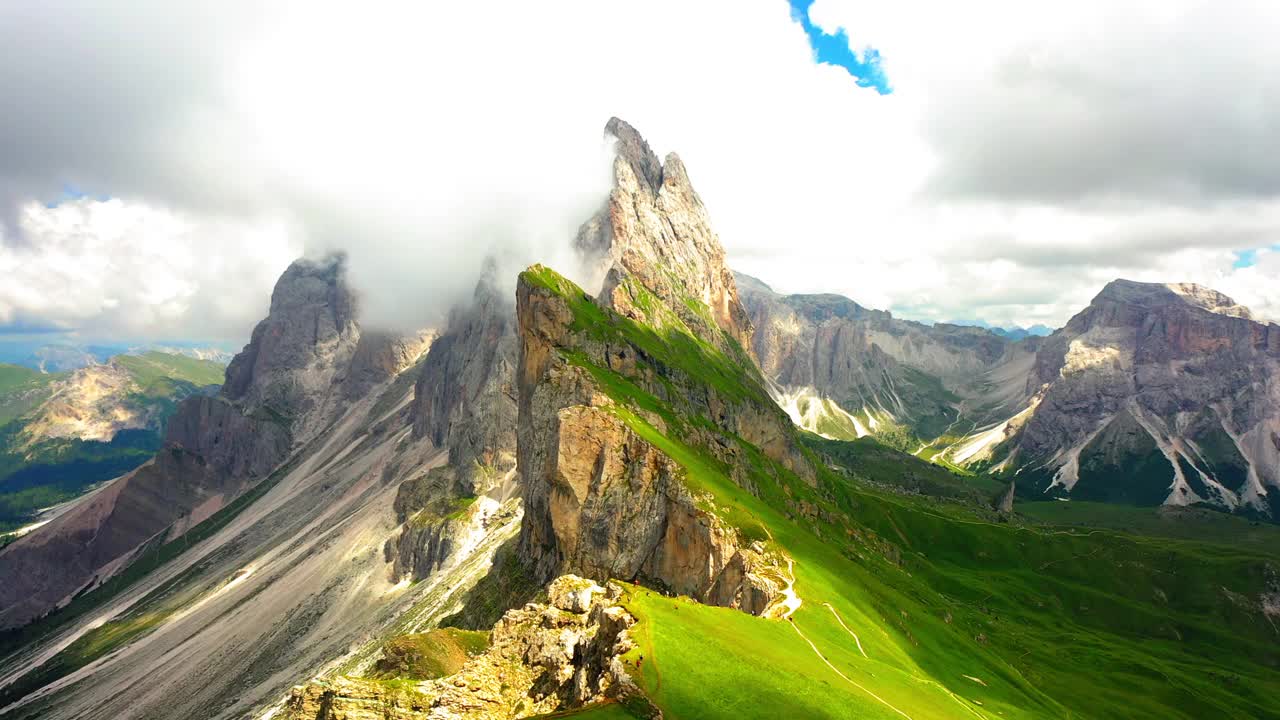 空中平移风景拍摄的云在山上，无人机飞越风景-塞西达，意大利视频素材