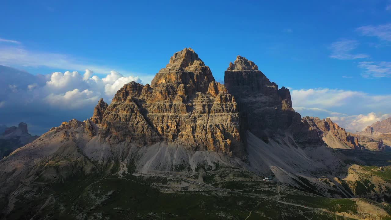 空中美丽的自然岩层的镜头，无人机飞越景观-特里Cime Di Lavaredo，意大利视频素材