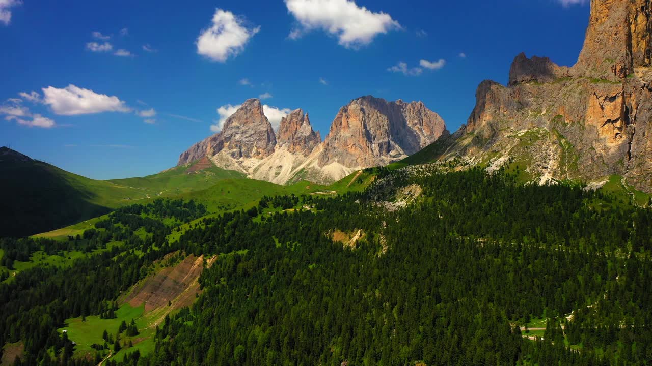 空中风景拍摄的山对多云的天空，无人机飞行向前越过绿树-焦山帕斯，意大利视频素材