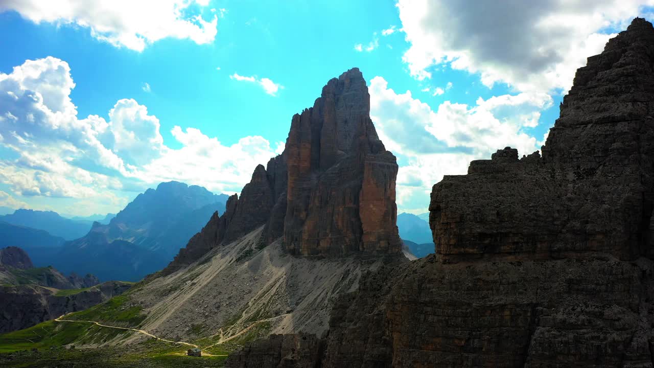 空中风景拍摄的山脉对多云的天空，无人机飞行在风景-特里Cime Di Lavaredo，意大利视频素材