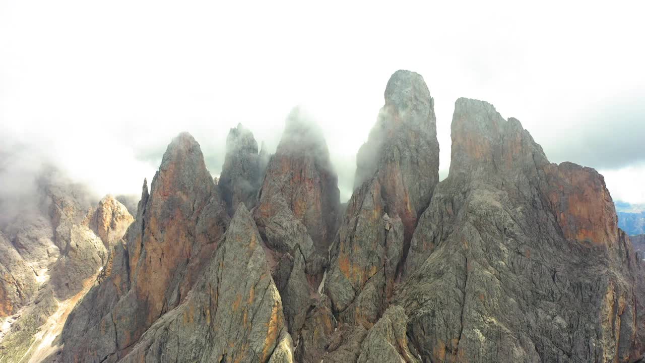 空中平移自然岩层和白云的风景-塞西达，意大利视频素材