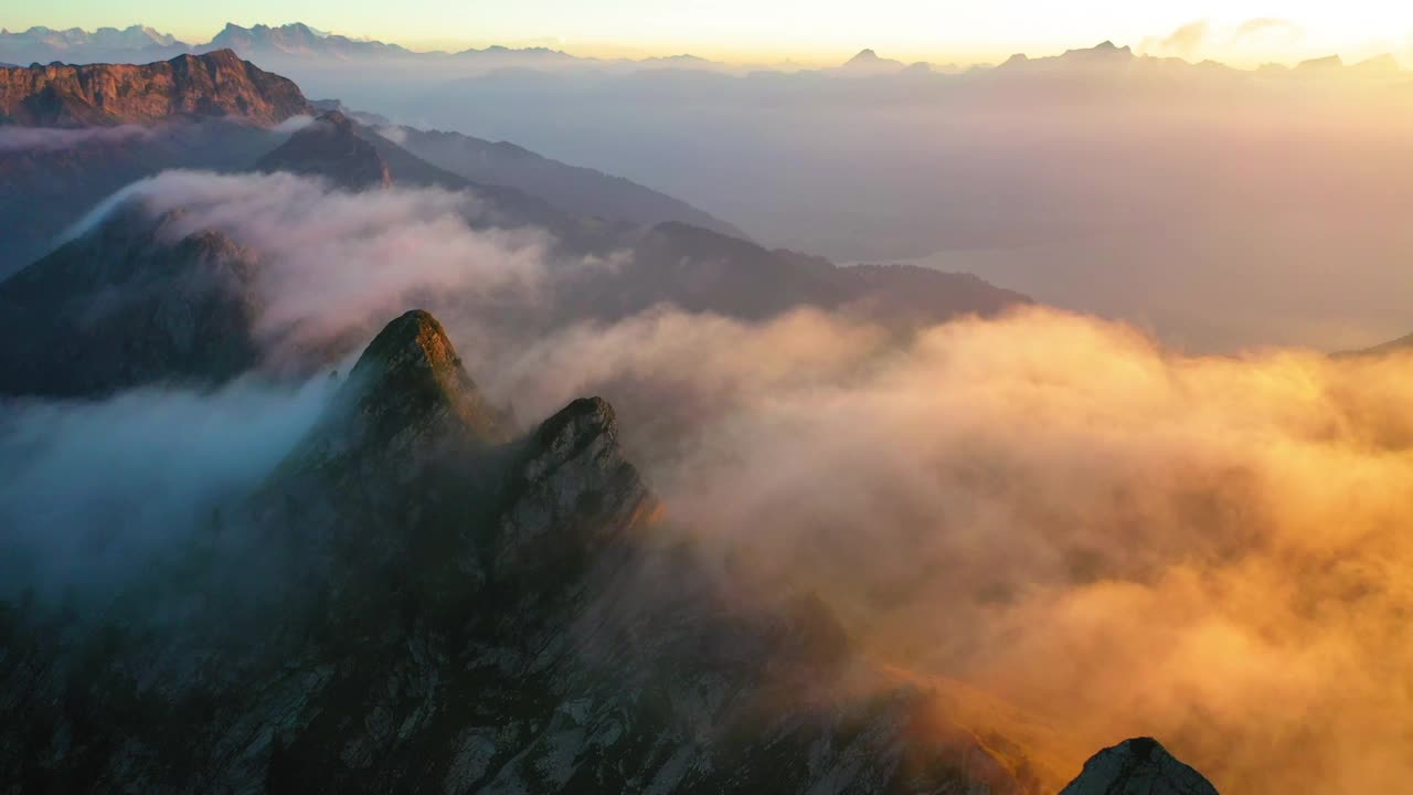 空中下降的风景拍摄的云移动在山脉在日落期间-美因角，瑞士视频素材