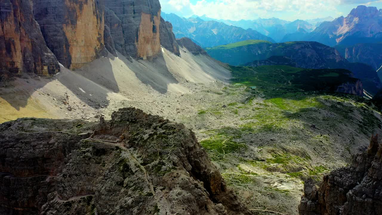 空中美丽的照片，自然的Cime Di Lavaredo岩层，无人机飞越景观视频素材