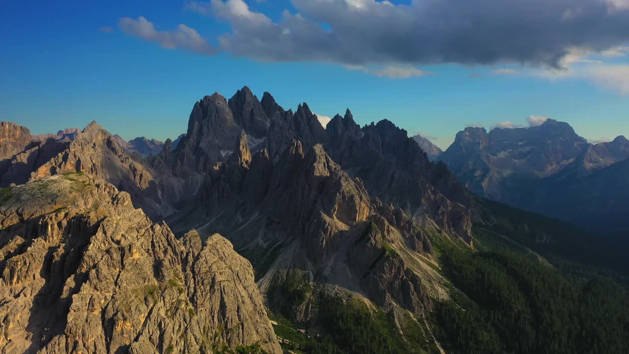 空中美丽的岩石形成在多云的天空，无人机飞越树木-特里Cime Di Lavaredo，意大利视频素材