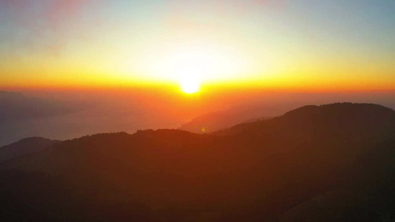 空中男性游客站在梅因角山，无人机在日落时向后飞行视频素材