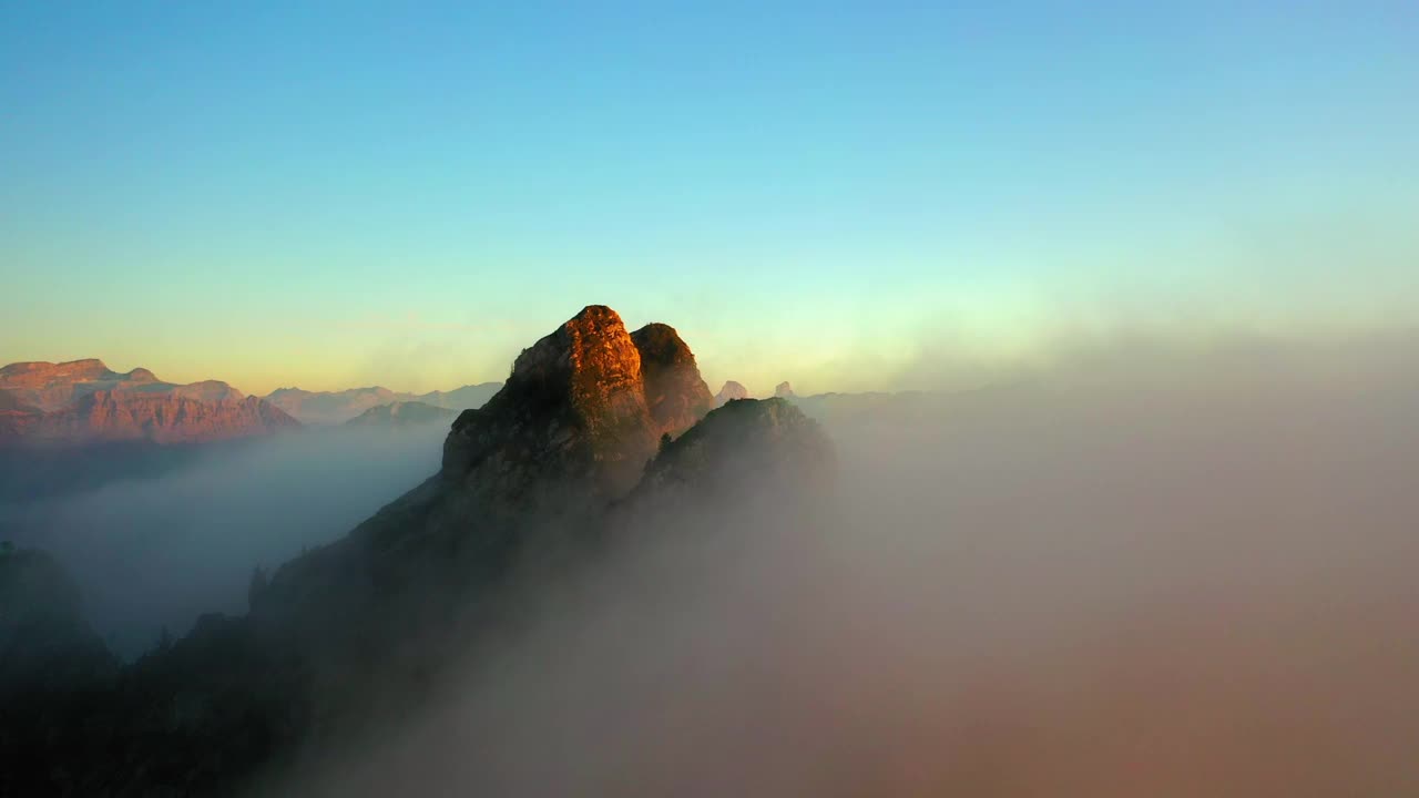 空中美丽的云彩在夕阳下的梅因角山脉视频素材