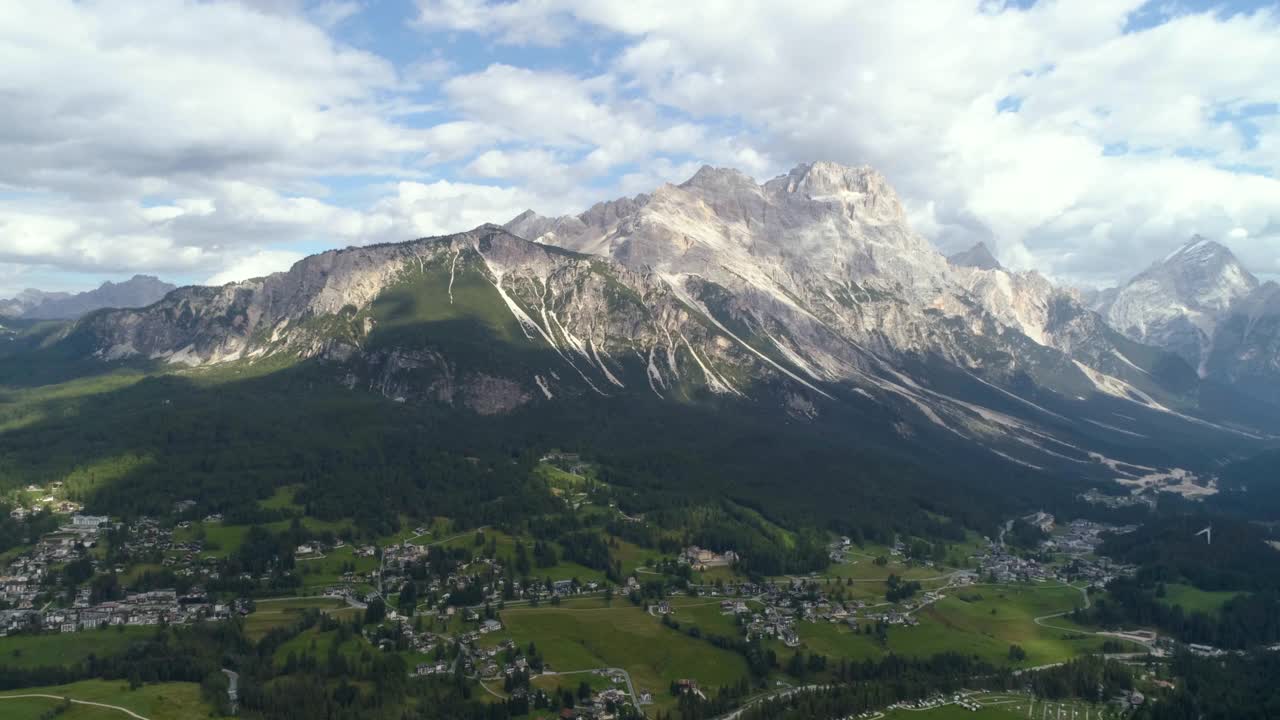 空中美丽的白云石山反对多云的天空，无人机飞越绿色景观视频素材