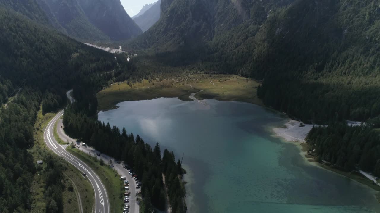 空中美丽的照片，汽车停在道路上的湖在白云石山脉视频素材