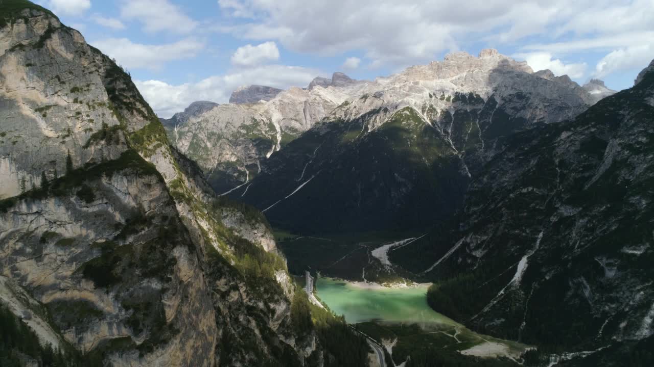 空中风景拍摄的湖在云天之上的山-白云石，意大利视频素材