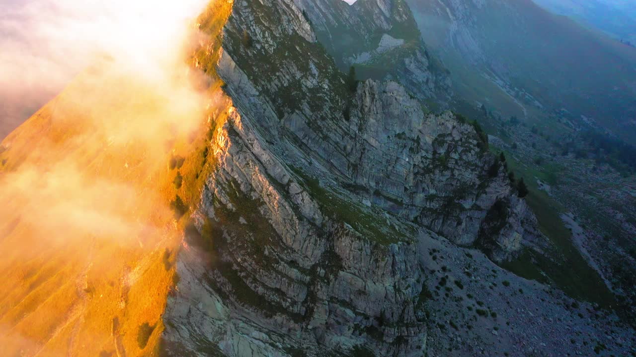 空中壮丽的自然山脉对天空，无人机飞越山脉-莫因角，瑞士视频素材