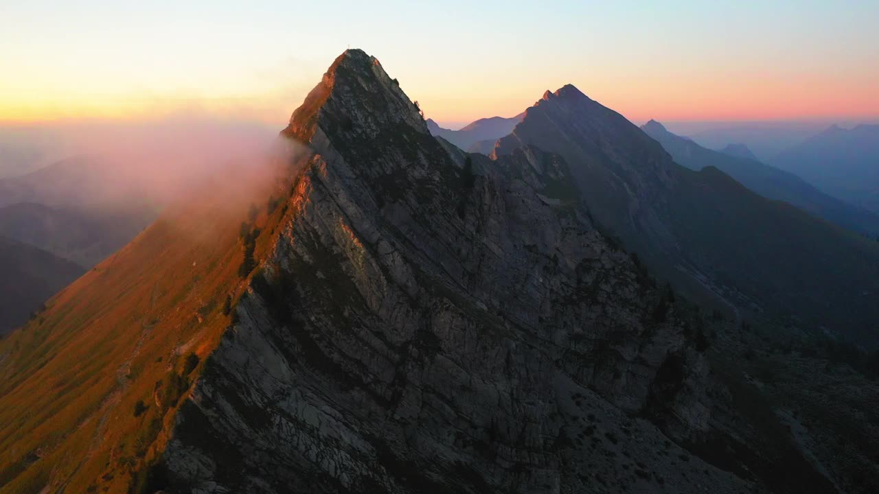 空中摇摄云移动在自然山脉在日落期间-开普au Moine，瑞士视频素材