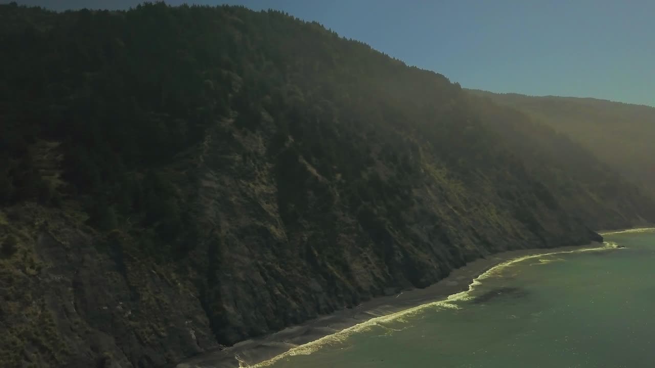 空中平移拍摄的风景山对天空，无人机飞过美丽的海岸线-北加州，加利福尼亚州视频素材