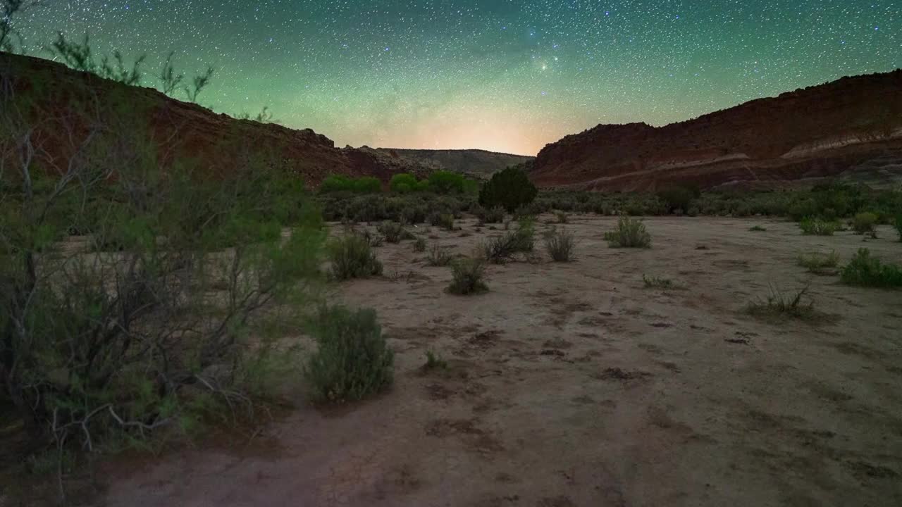 夜间沙漠上银河风景的延时拍摄-亚利桑那州帕里亚河视频素材