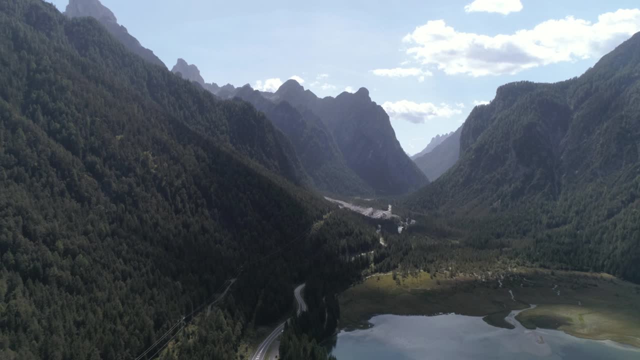 空中风景拍摄的森林在绿色的山脉，无人机飞行向前的湖-白云石，意大利视频素材