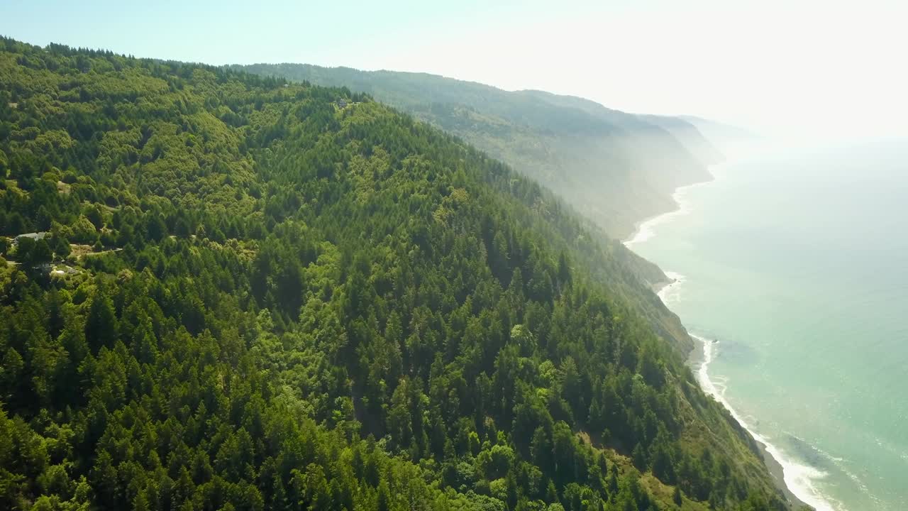 空中拍摄的风景山在晴朗的日子，无人机飞过美丽的海岸线-北加州，加利福尼亚州视频素材