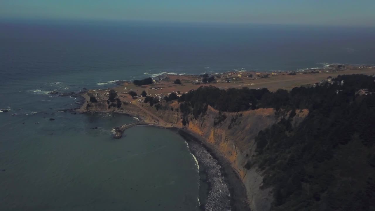 空中摇摄拍摄的海浪冲击海岸线，无人机飞越海洋近景观-北加州，加州视频素材